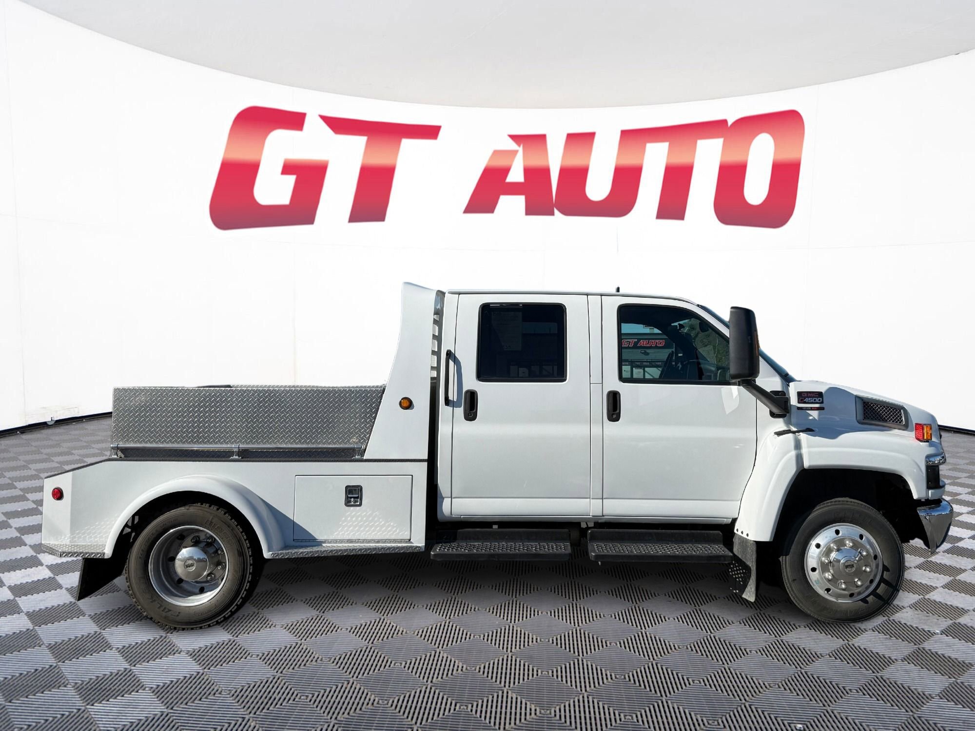 Used 2005 GMC TopKick C4500 2WD Crew Cab image 8