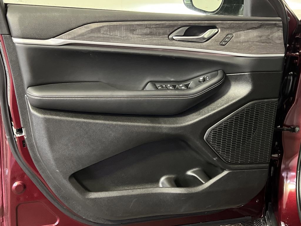 New 2025 Jeep Grand Cherokee Limited w/ Black Appearance Package image 11