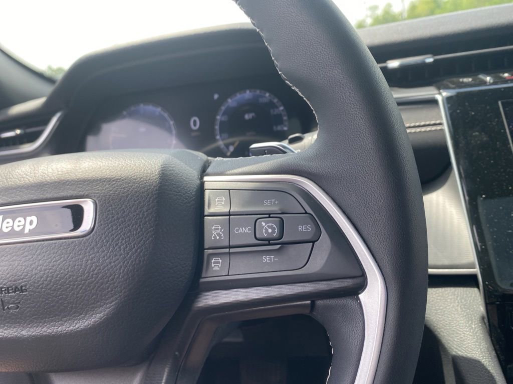 Used 2023 Jeep Grand Cherokee Altitude AWD/4WD image 11