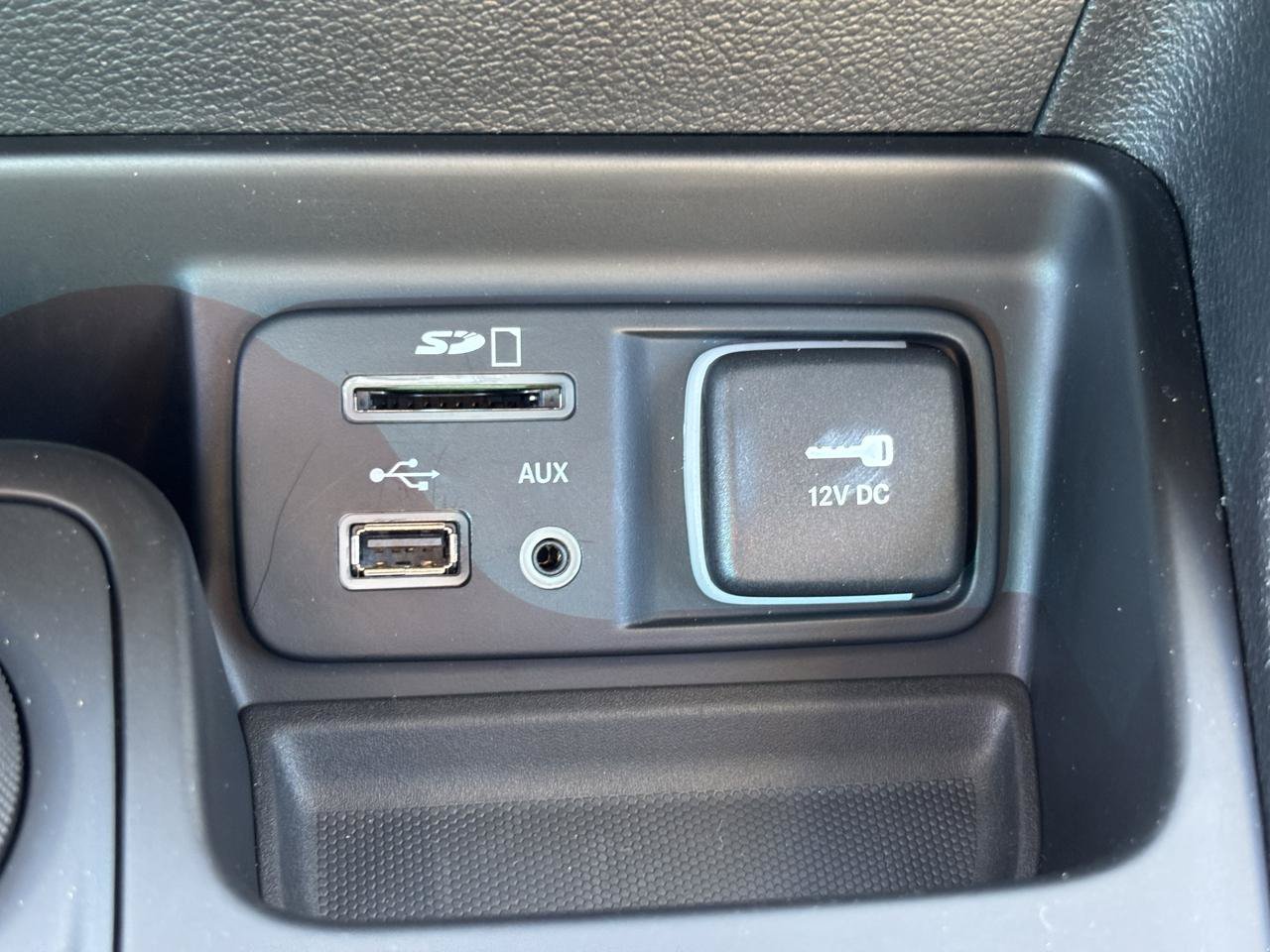 Used 2014 Jeep Cherokee Latitude w/ Cold Weather Group AWD/4WD image 23