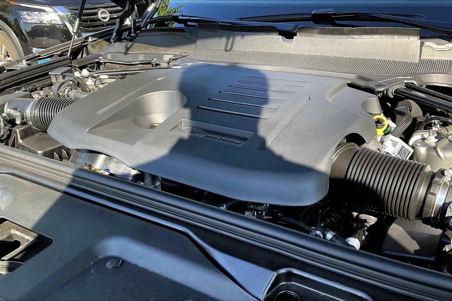 New 2025 Land Rover Discovery Dynamic SE image 32