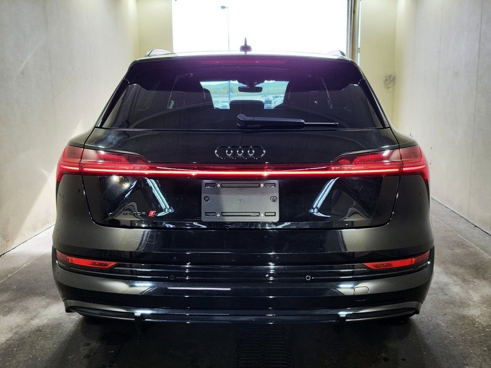 Used 2022 Audi e-tron S Premium Plus w/ 21" Black Optic Package image 5