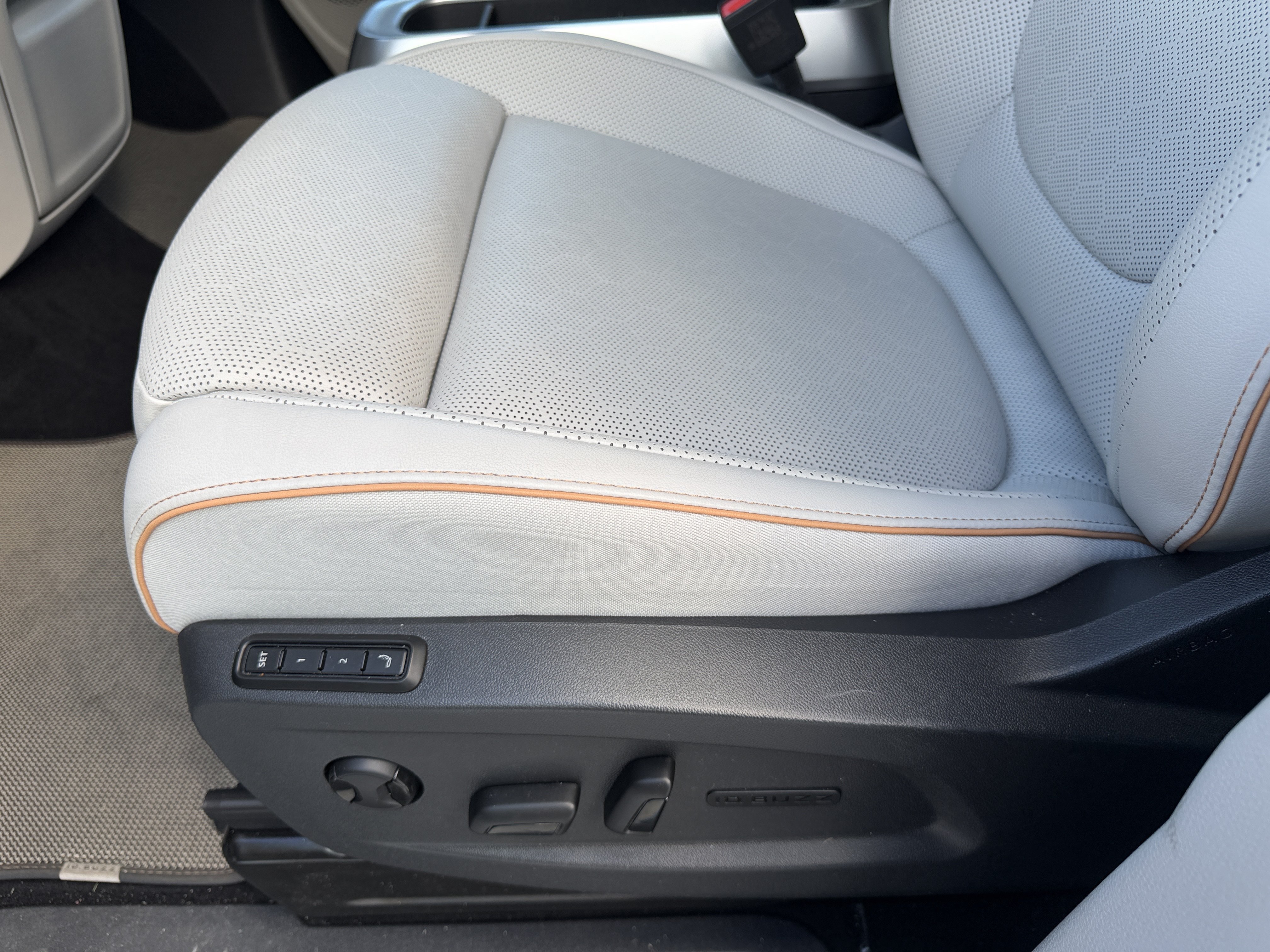 Used 2025 Volkswagen ID. Buzz 1st Edition RWD image 24