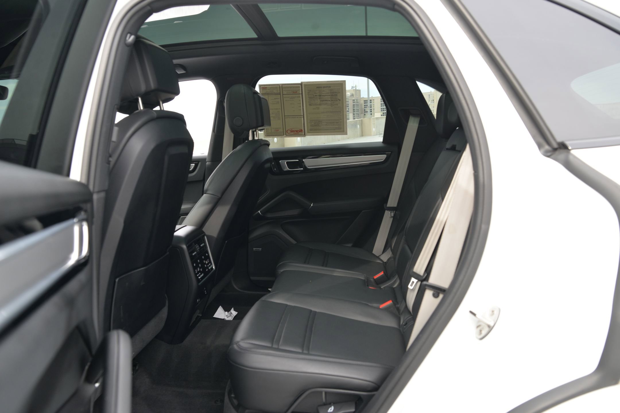 Certified 2022 Porsche Cayenne Platinum Edition image 15