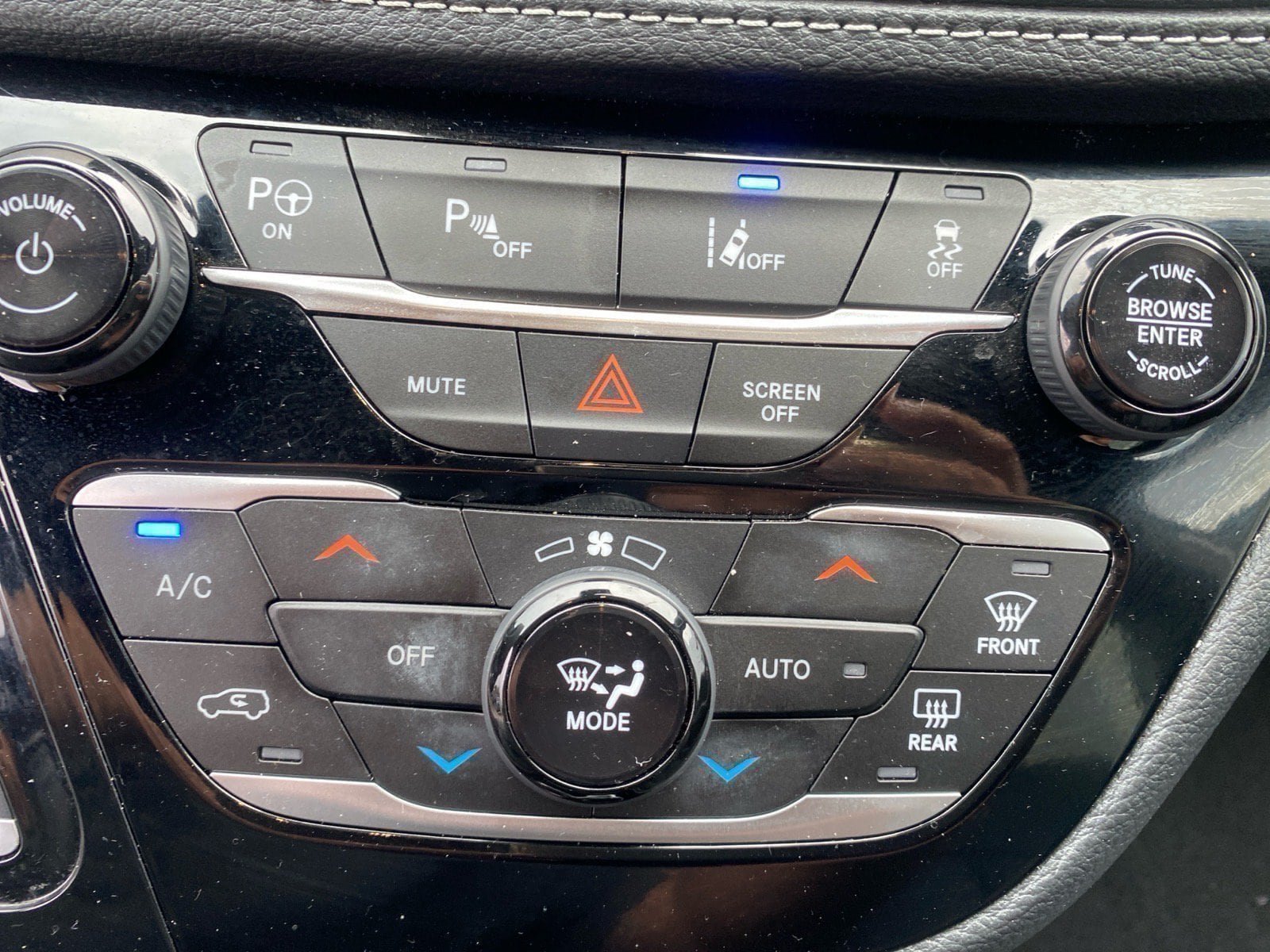 Used 2024 Chrysler Pacifica Premium FWD image 13