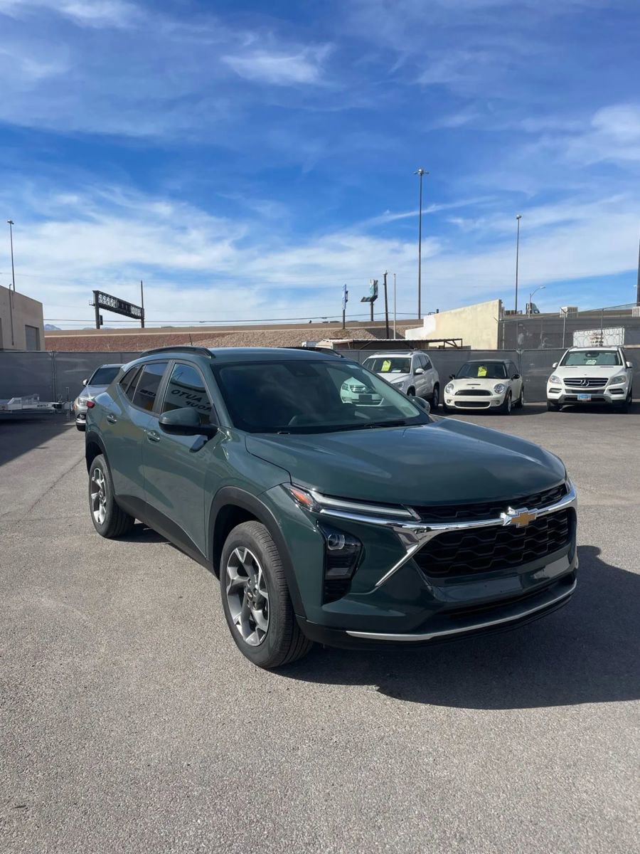 Used 2025 Chevrolet Trax LT image 2