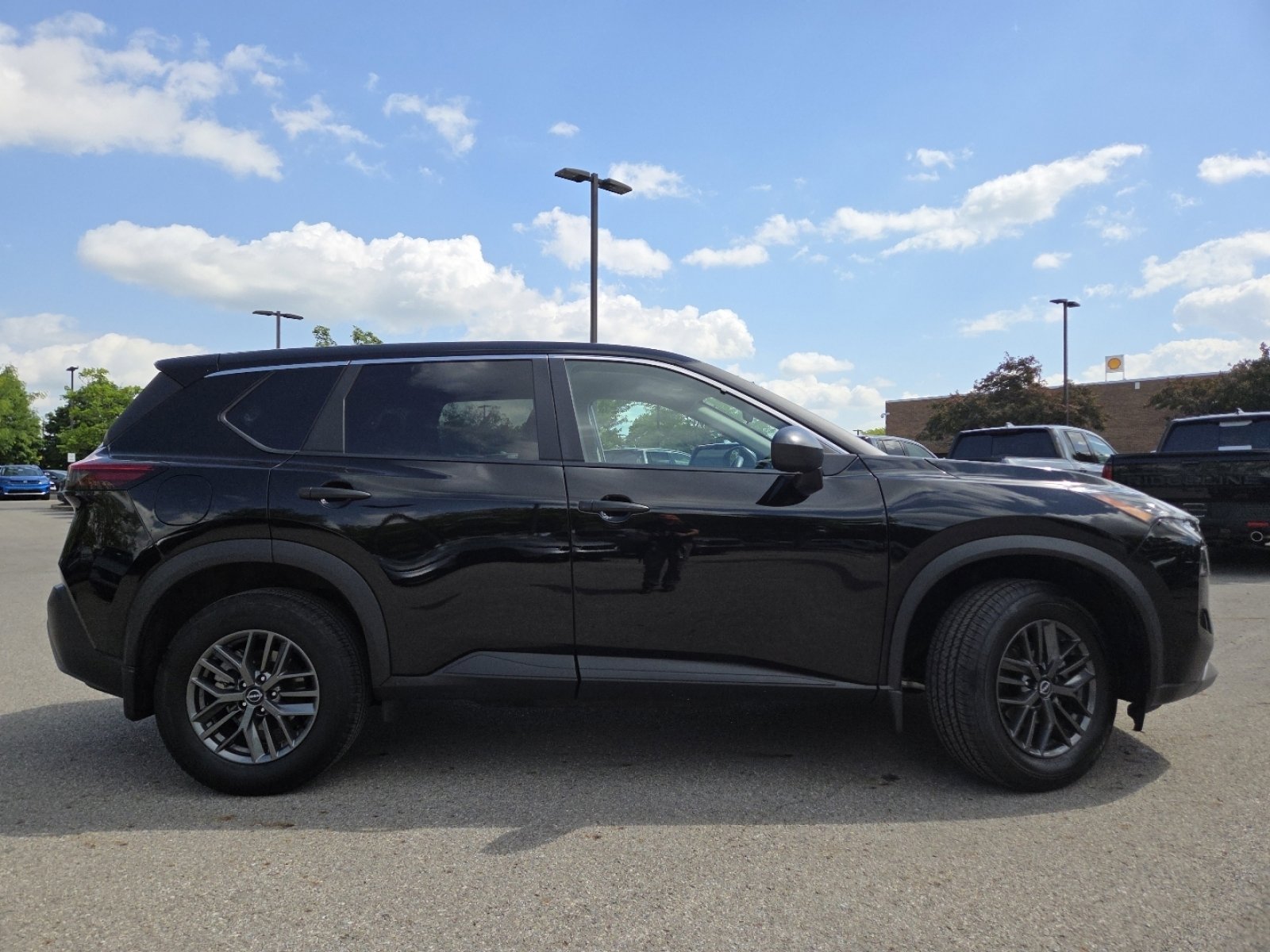 Used 2023 Nissan Rogue S AWD/4WD image 16