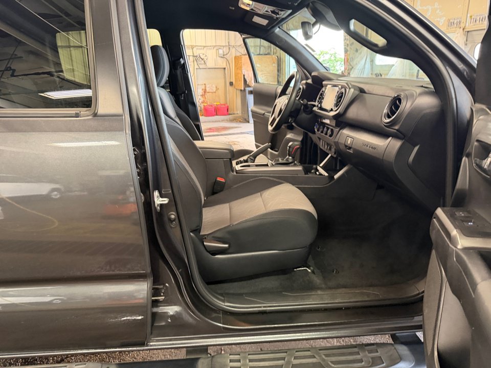 Used 2023 Toyota Tacoma TRD Off-Road w/ Technology Package AWD/4WD image 32