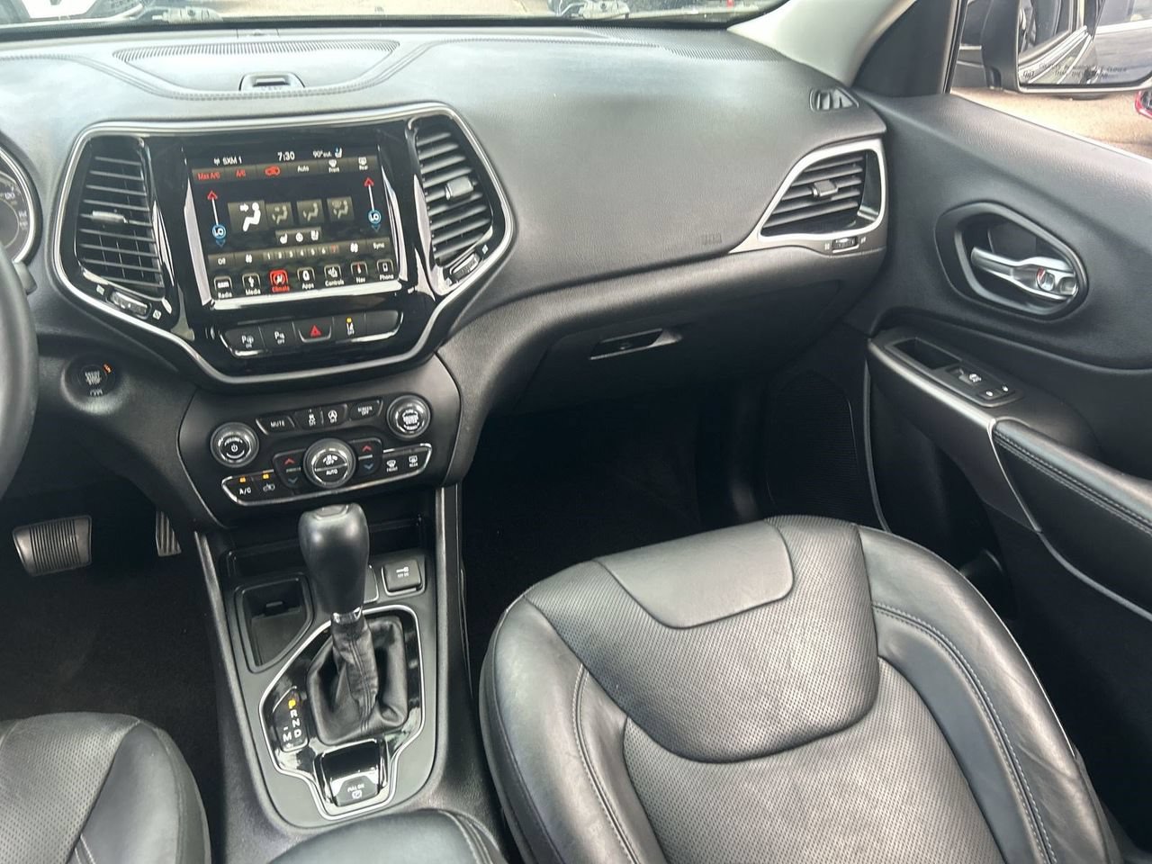 Used 2019 Jeep Cherokee Limited w/ Luxury Group FWD image 13