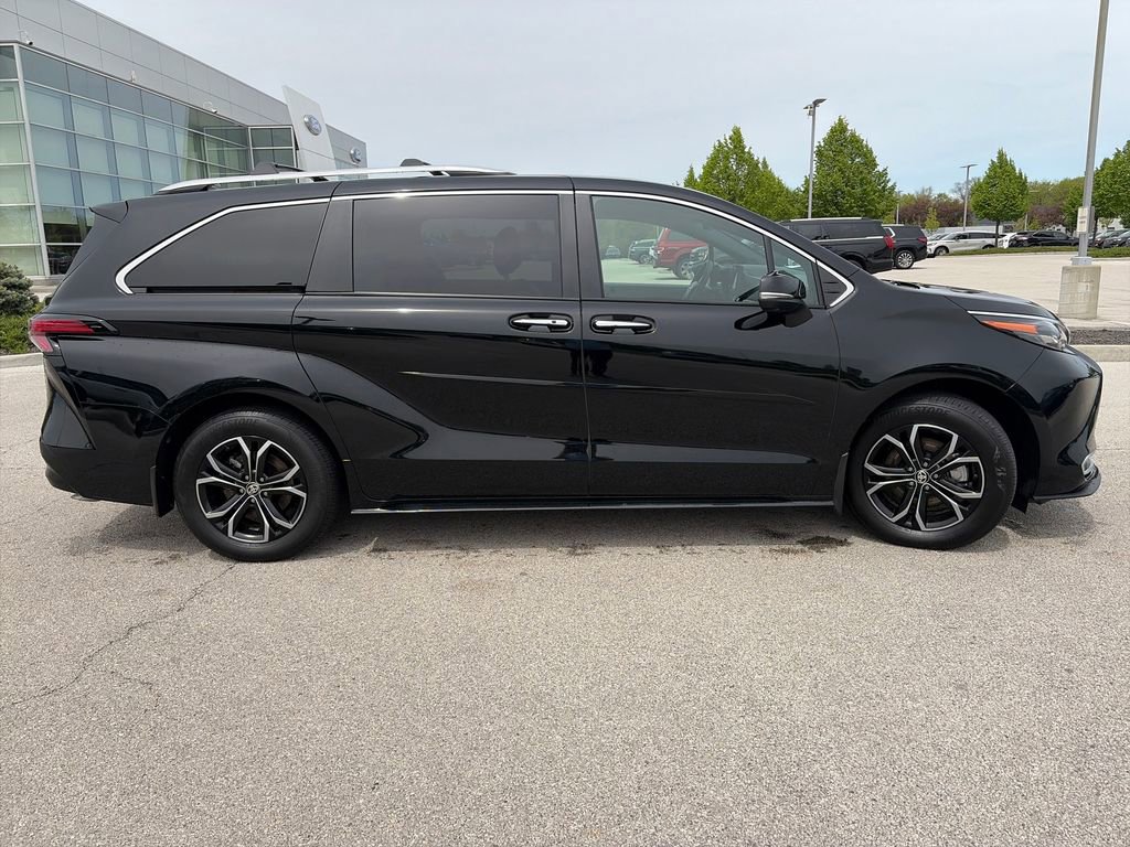 Used 2025 Toyota Sienna Platinum AWD/4WD image 11