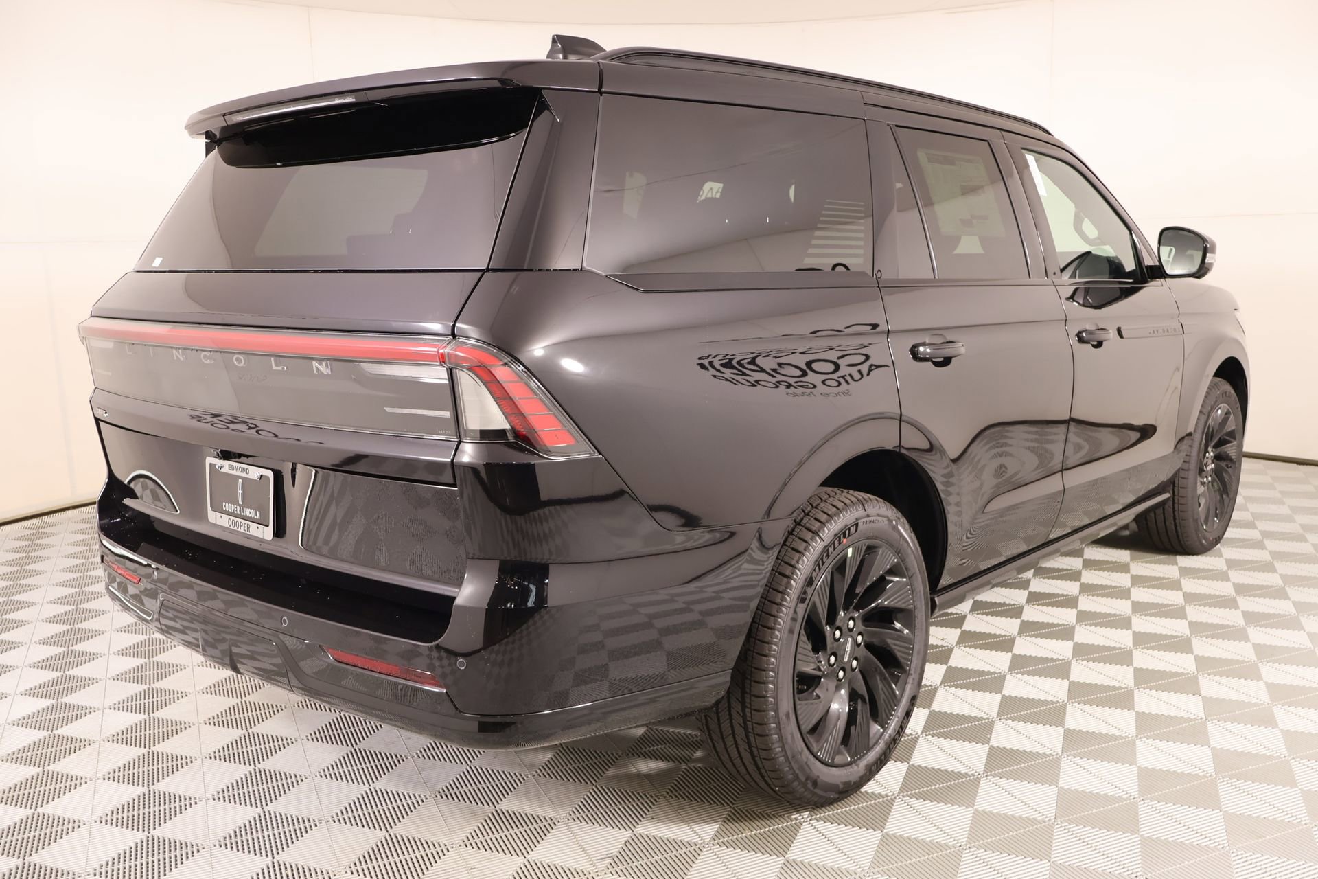 New 2026 Lincoln Navigator Reserve w/ Jet Appearance Package AWD/4WD image 23