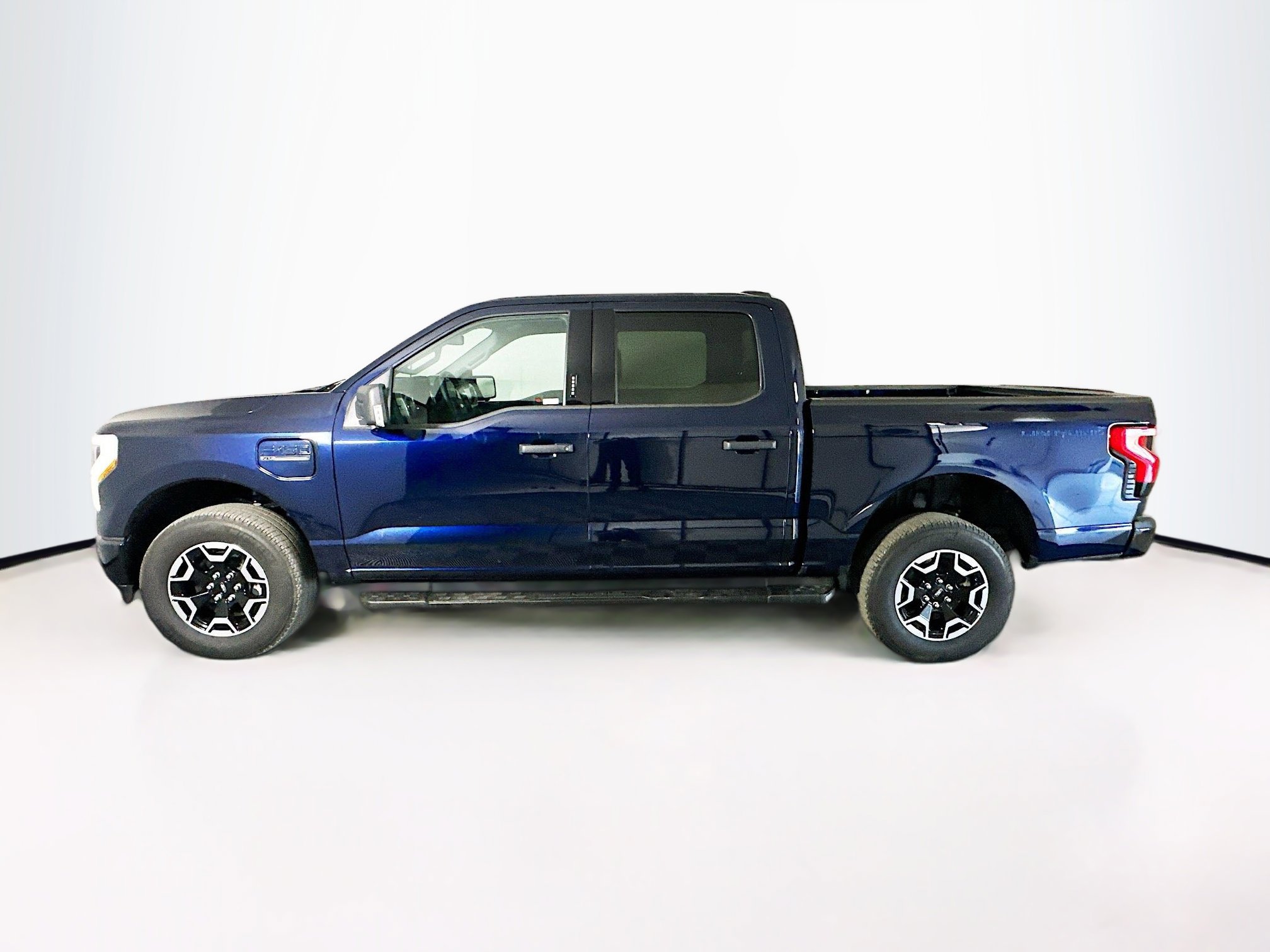 Used 2023 Ford F150 Lightning XLT image 4