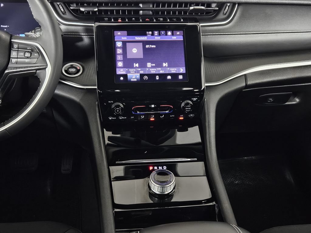 Used 2023 Jeep Grand Cherokee Laredo AWD/4WD image 9