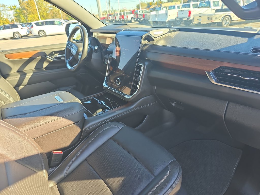 Used 2025 GMC Yukon Denali AWD/4WD image 26