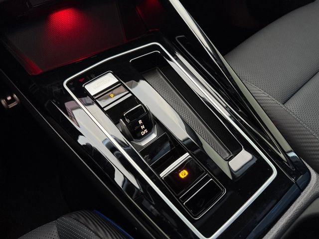 Used 2024 Volkswagen Golf R image 8