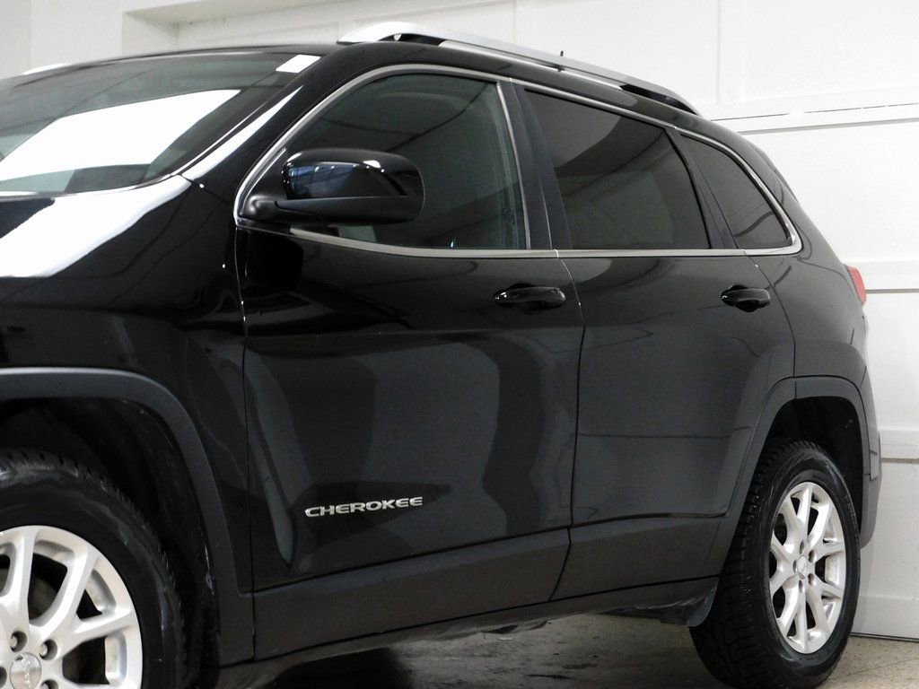 Used 2017 Jeep Cherokee Latitude w/ Comfort & Convenience Group AWD/4WD image 20