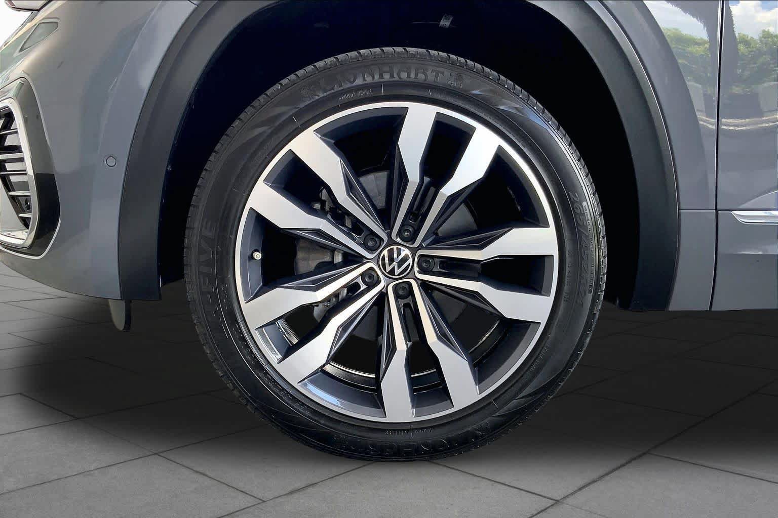 Used 2022 Volkswagen Atlas Cross Sport SEL Premium R-Line AWD/4WD image 11