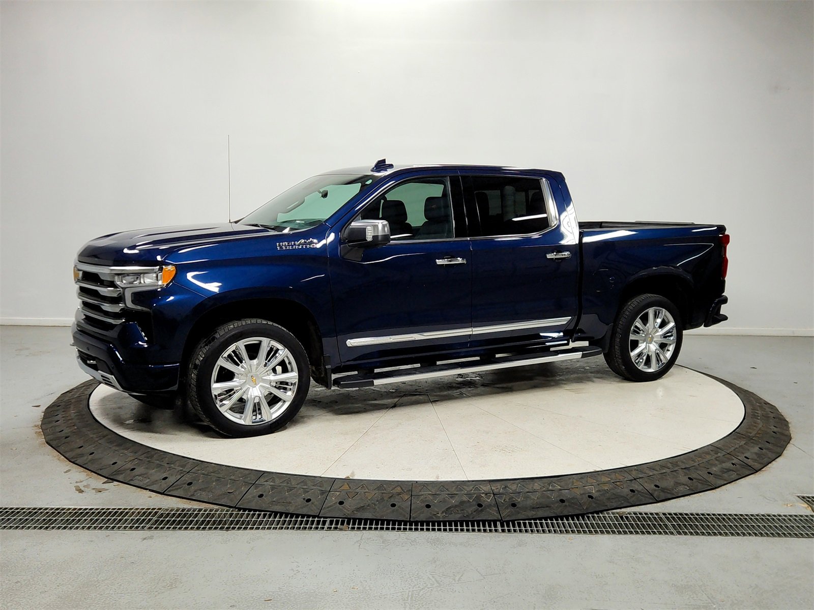 Used 2023 Chevrolet Silverado 1500 High Country w/ Technology Package image 3