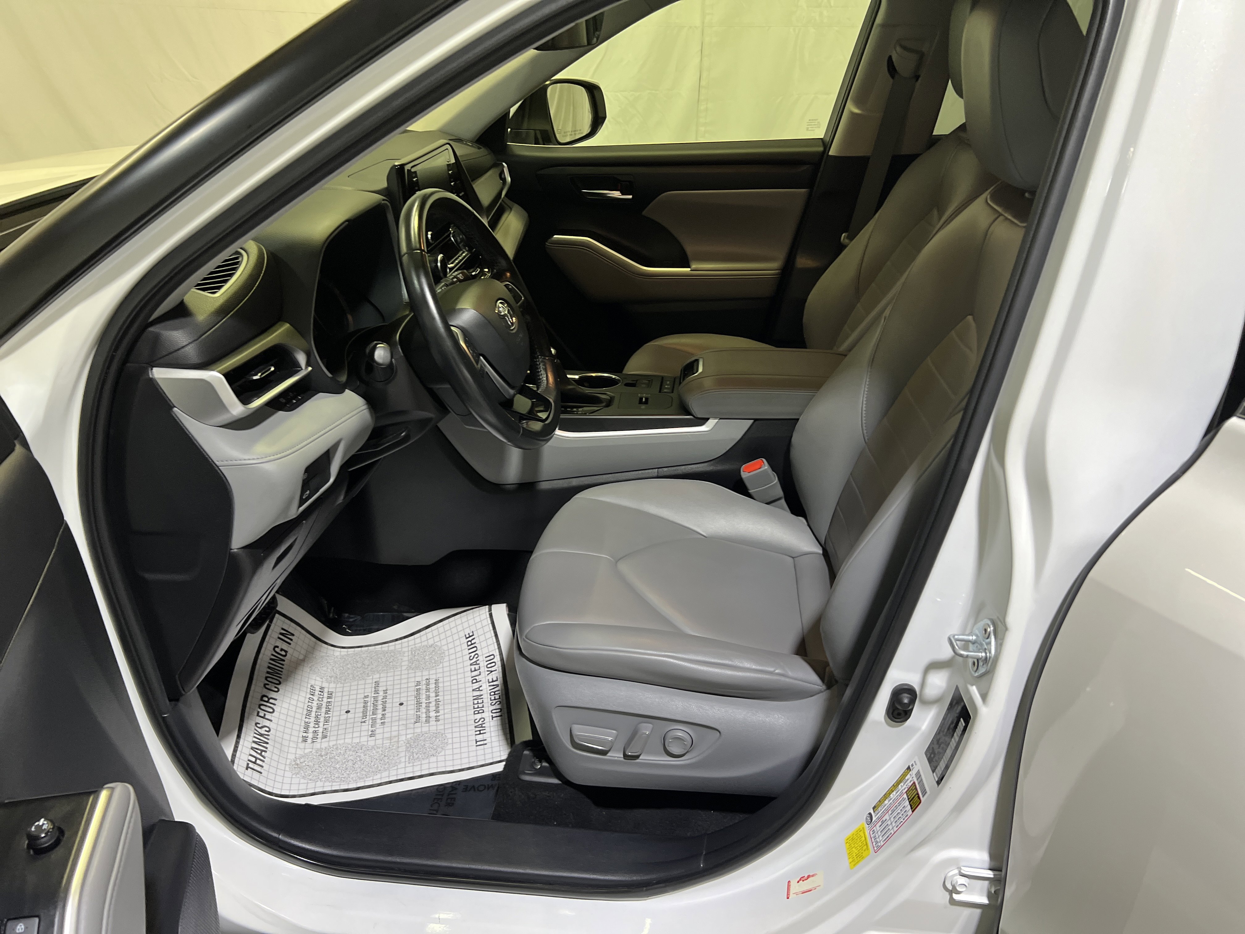 Used 2021 Toyota Highlander XLE AWD/4WD image 18