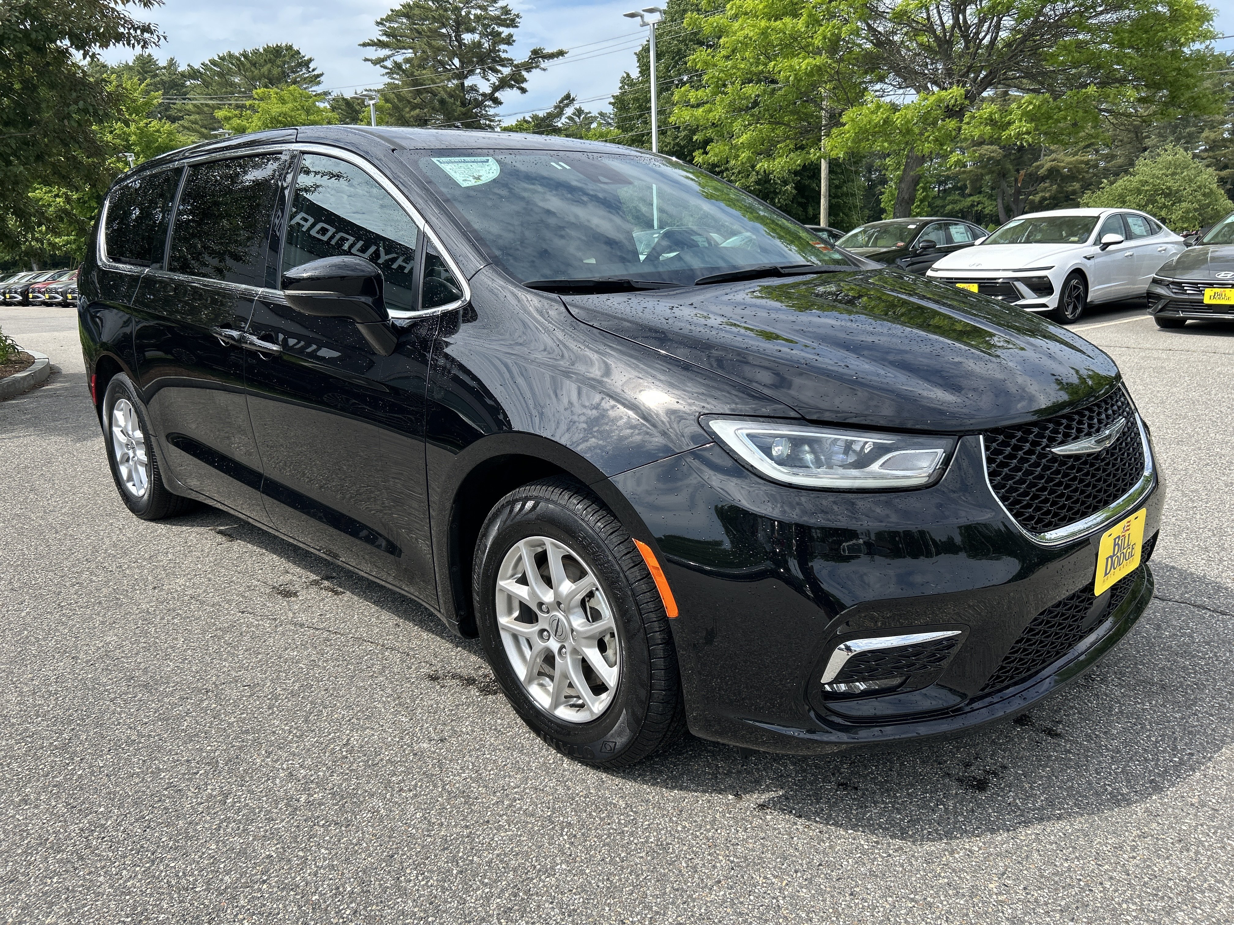 Used 2025 Chrysler Pacifica Select FWD image 3