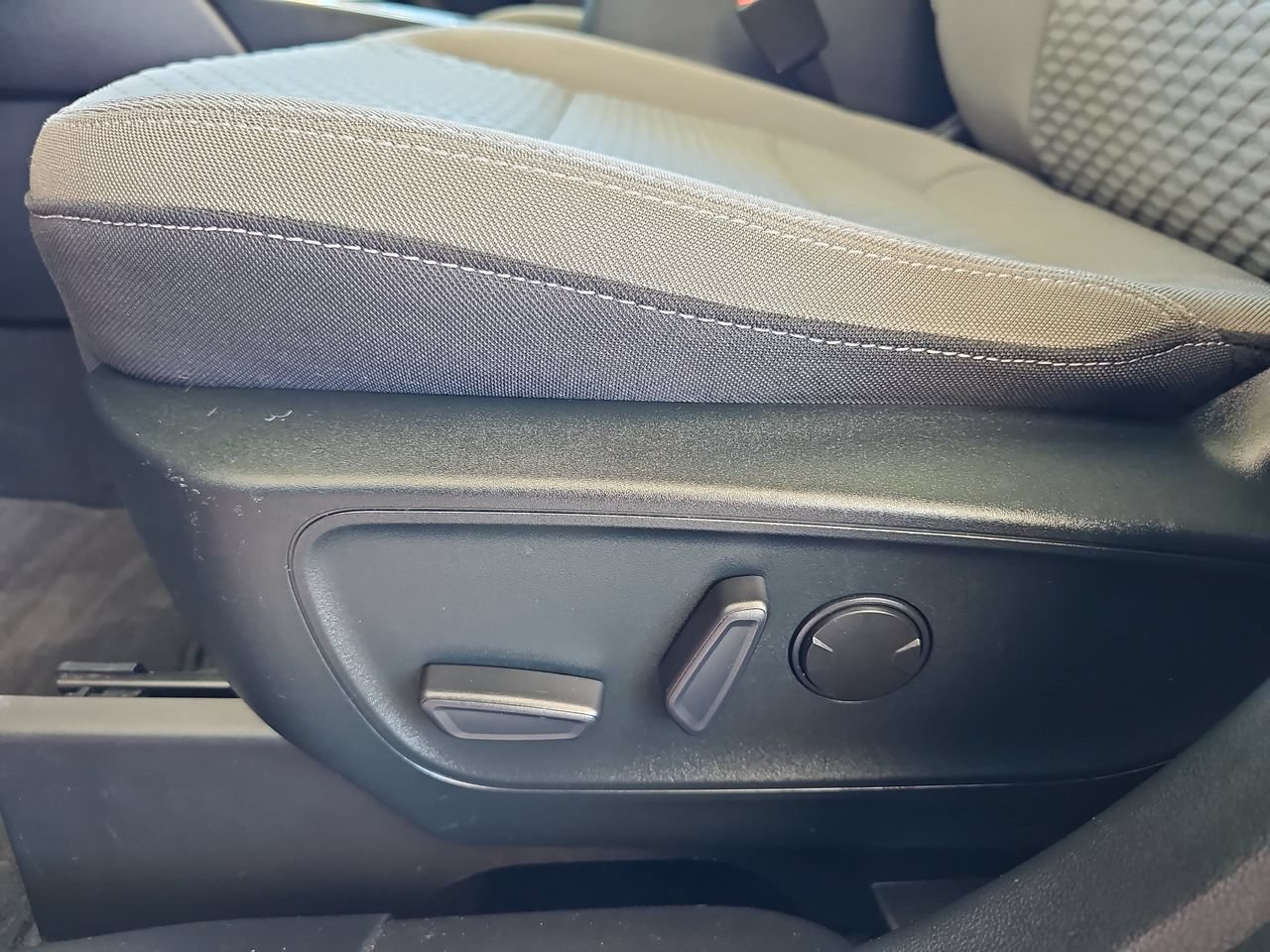 Used 2022 Ford Escape SE w/ SE Sport Appearance Package FWD image 36