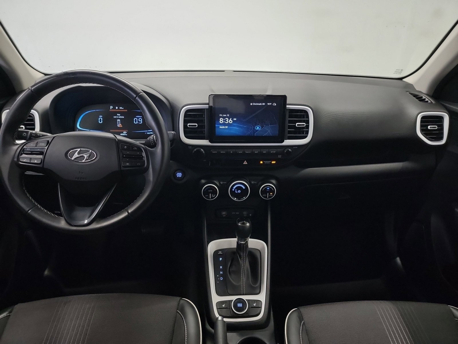Used 2023 Hyundai Venue Limited FWD image 12