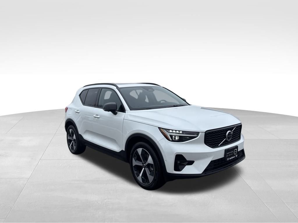 Certified 2026 Volvo XC40 B5 Plus w/ Protection Package Premier image 32