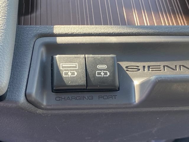 Used 2021 Toyota Sienna XLE AWD/4WD image 23