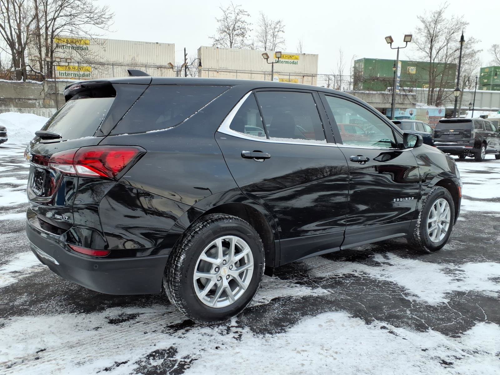 Used 2024 Chevrolet Equinox LT AWD/4WD image 3