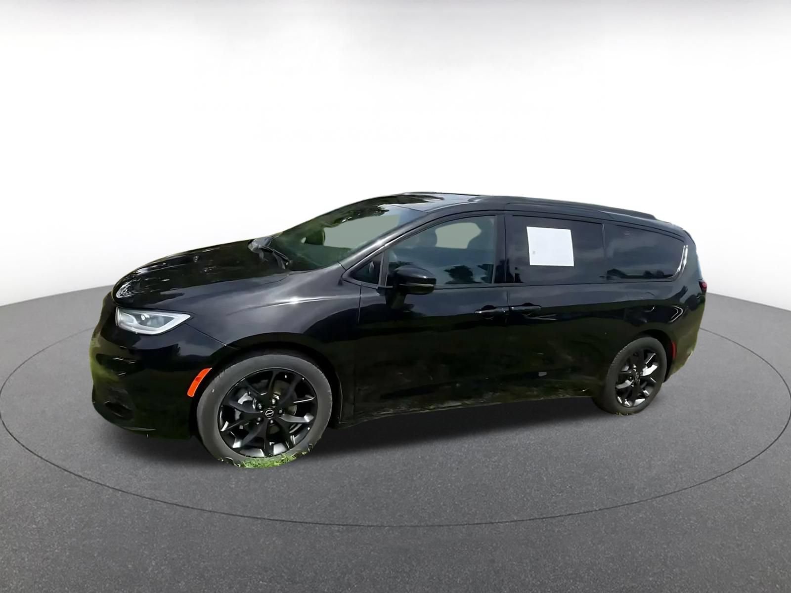 Used 2025 Chrysler Pacifica Limited FWD image 7