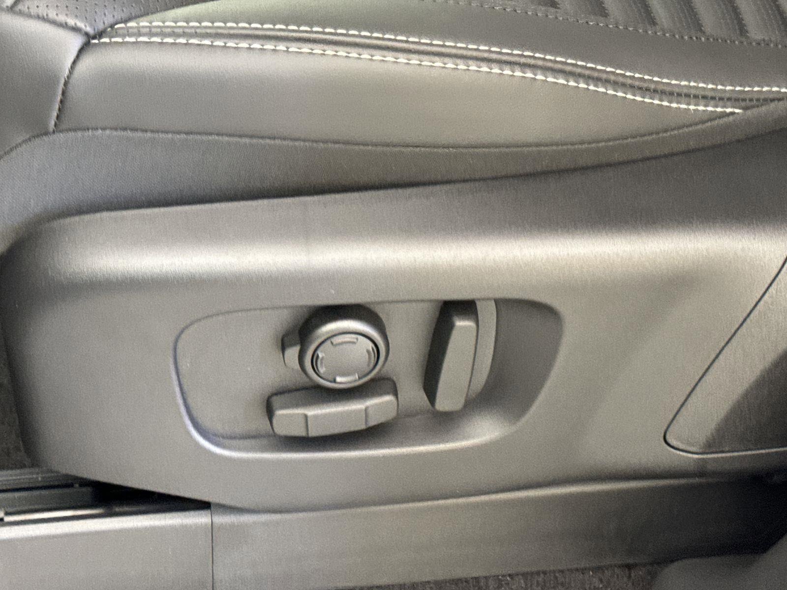 Certified 2025 Land Rover Discovery Dynamic SE image 26