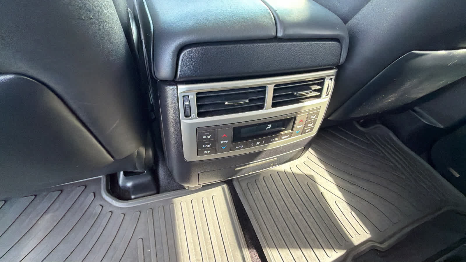 Used 2015 Lexus LX 570 4WD image 25