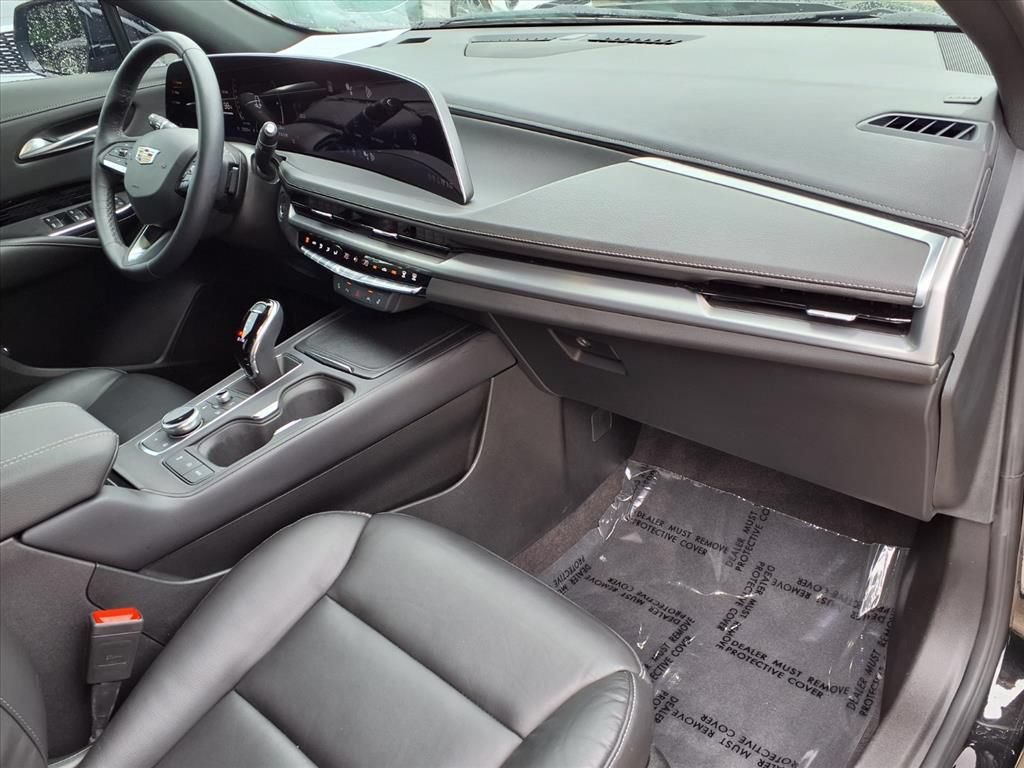 Certified 2024 Cadillac XT4 Luxury w/ Cold Weather Package FWD image 8