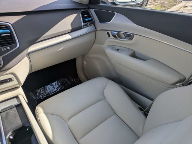 Used 2022 Volvo XC90 T5 Momentum w/ Protection Package Premier FWD image 17