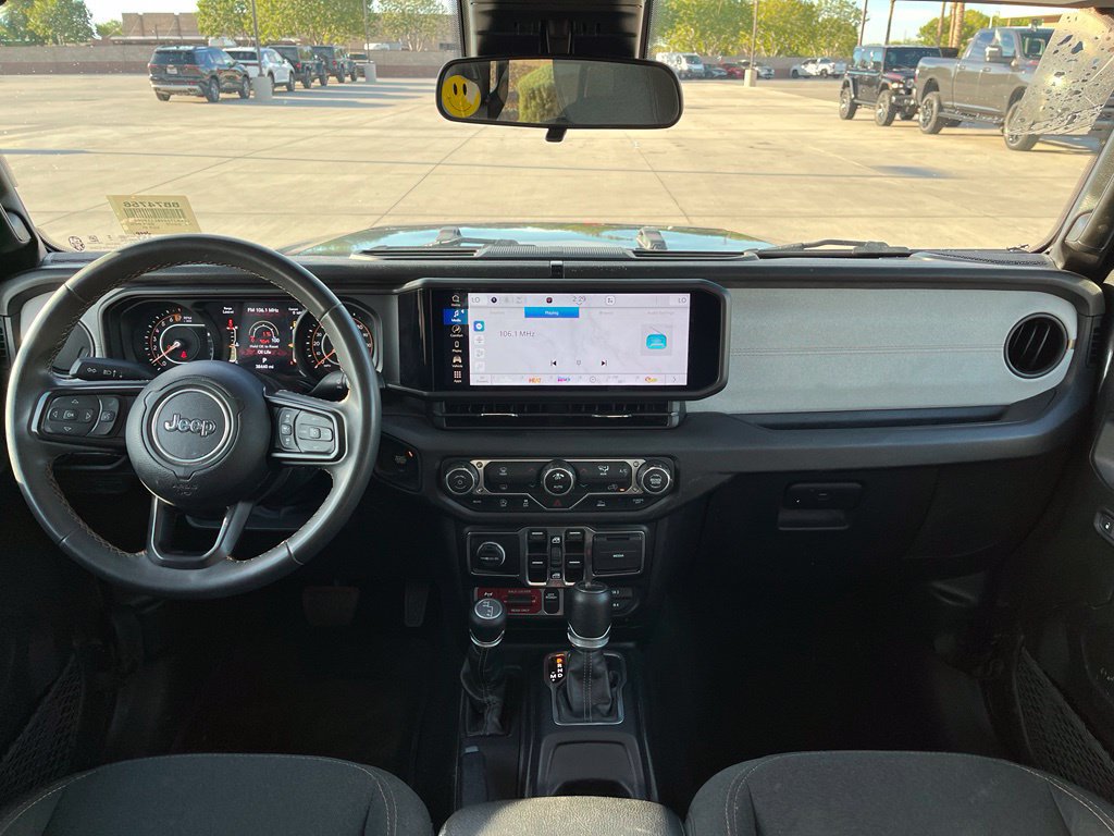 Used 2024 Jeep Gladiator Overland AWD/4WD image 14