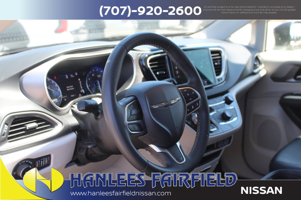 Used 2023 Chrysler Pacifica Touring-L FWD image 11