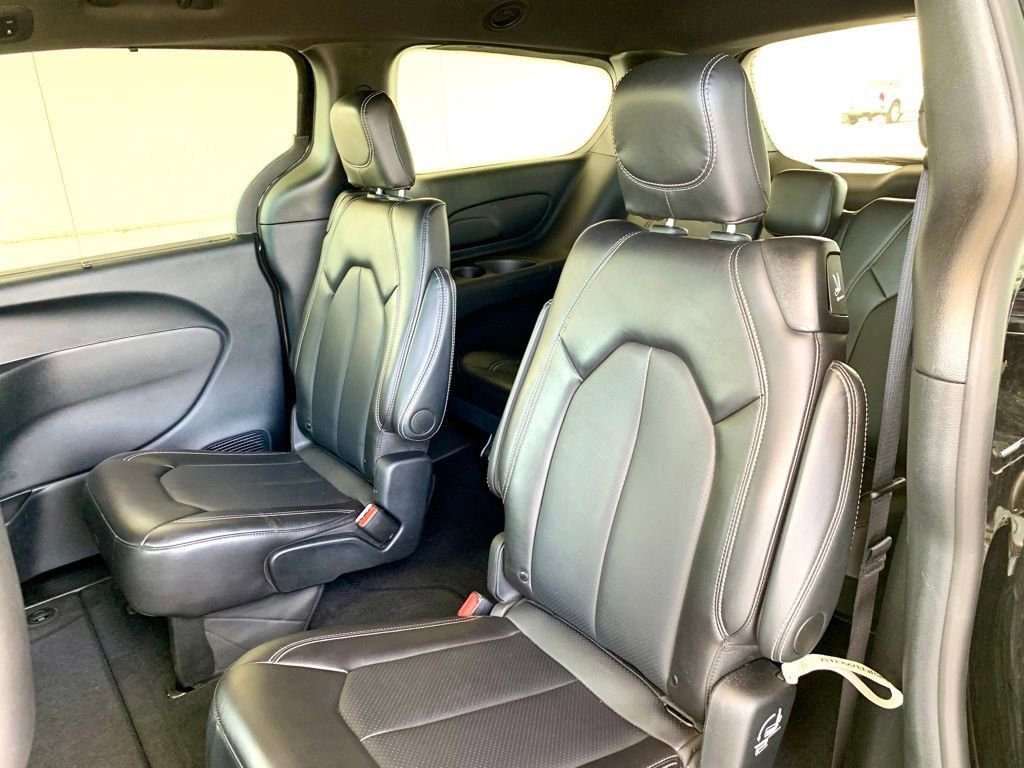 Used 2025 Chrysler Pacifica Select image 13