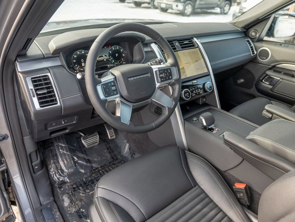New 2025 Land Rover Discovery Dynamic SE image 11