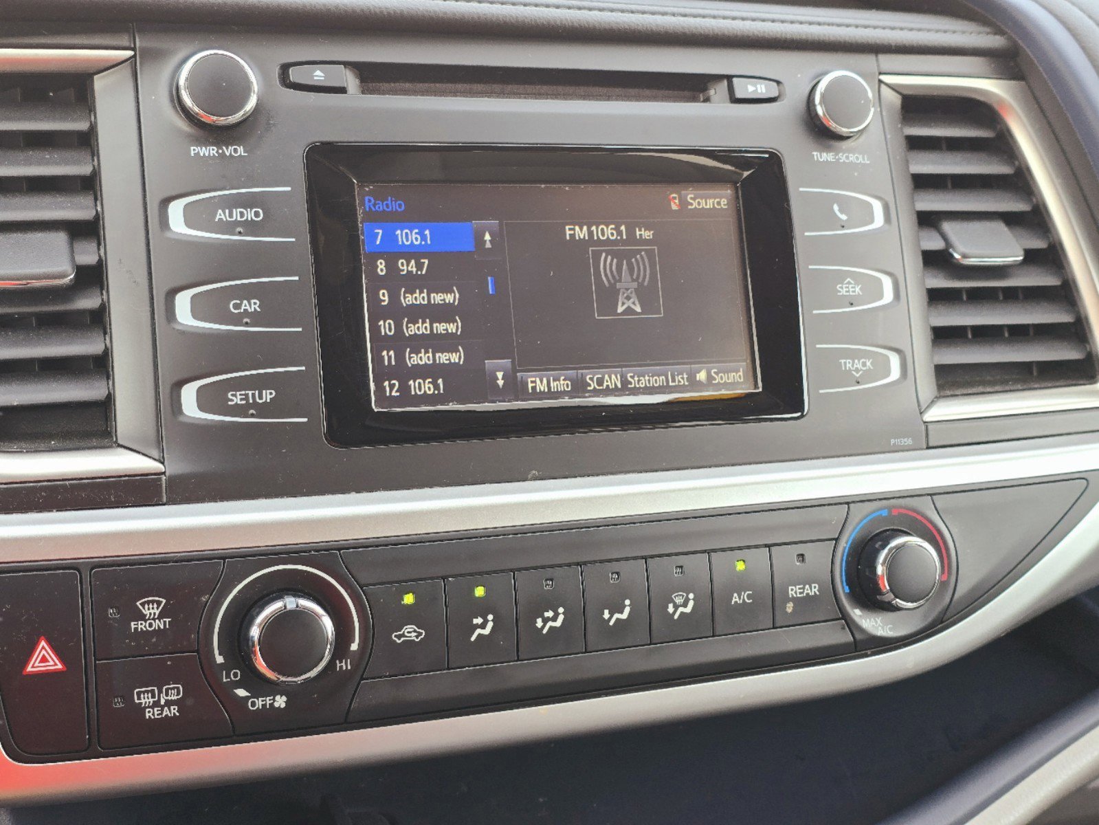 Used 2018 Toyota Highlander LE image 24
