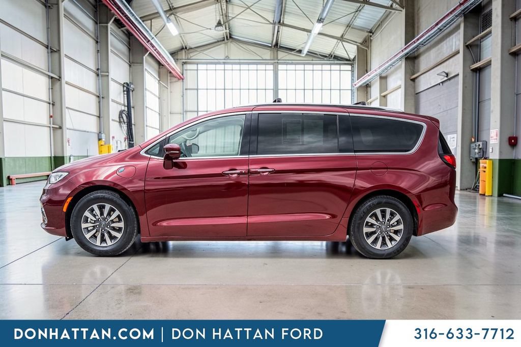 Used 2021 Chrysler Pacifica Touring-L FWD image 2