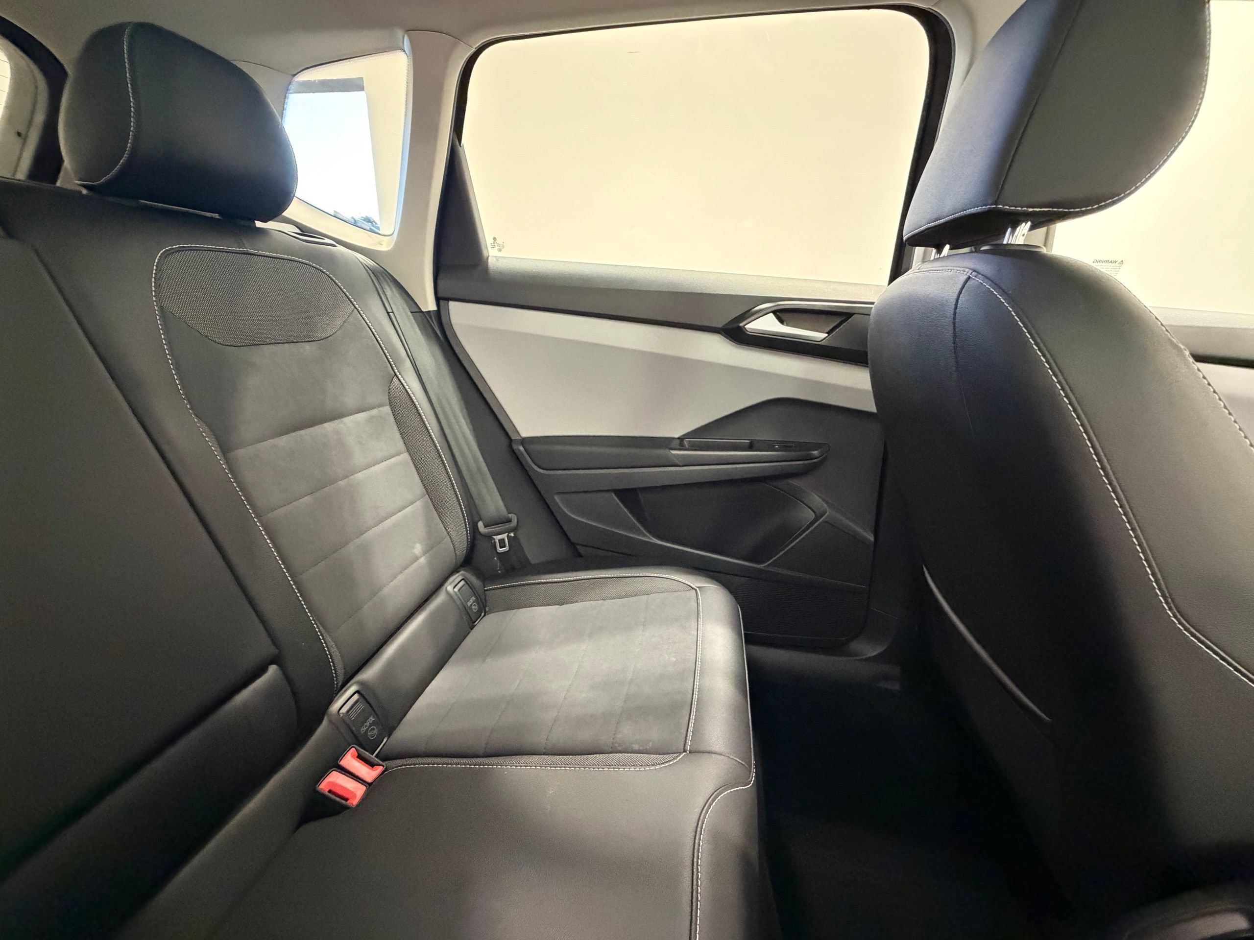 Used 2023 Volkswagen Taos SE w/ Panoramic Sunroof Package FWD image 33