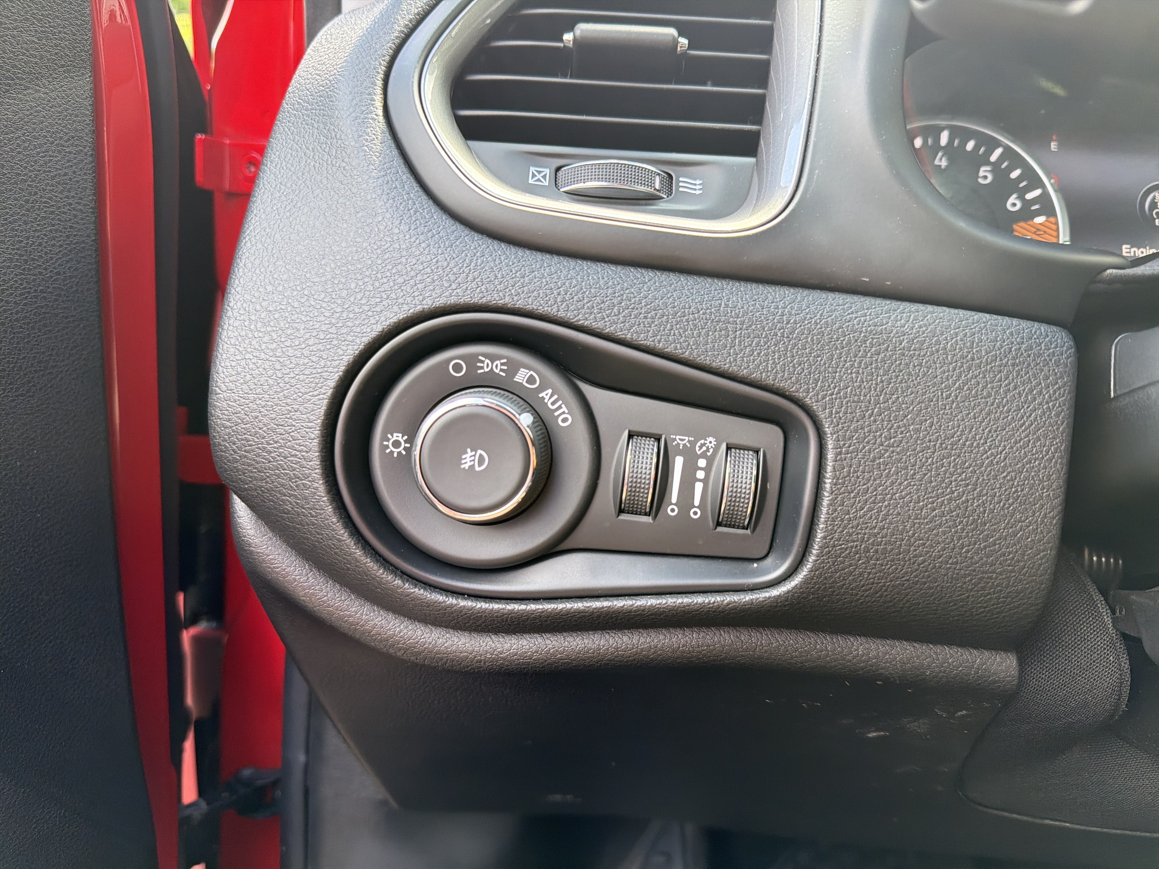 Used 2022 Jeep Renegade Latitude AWD/4WD image 13