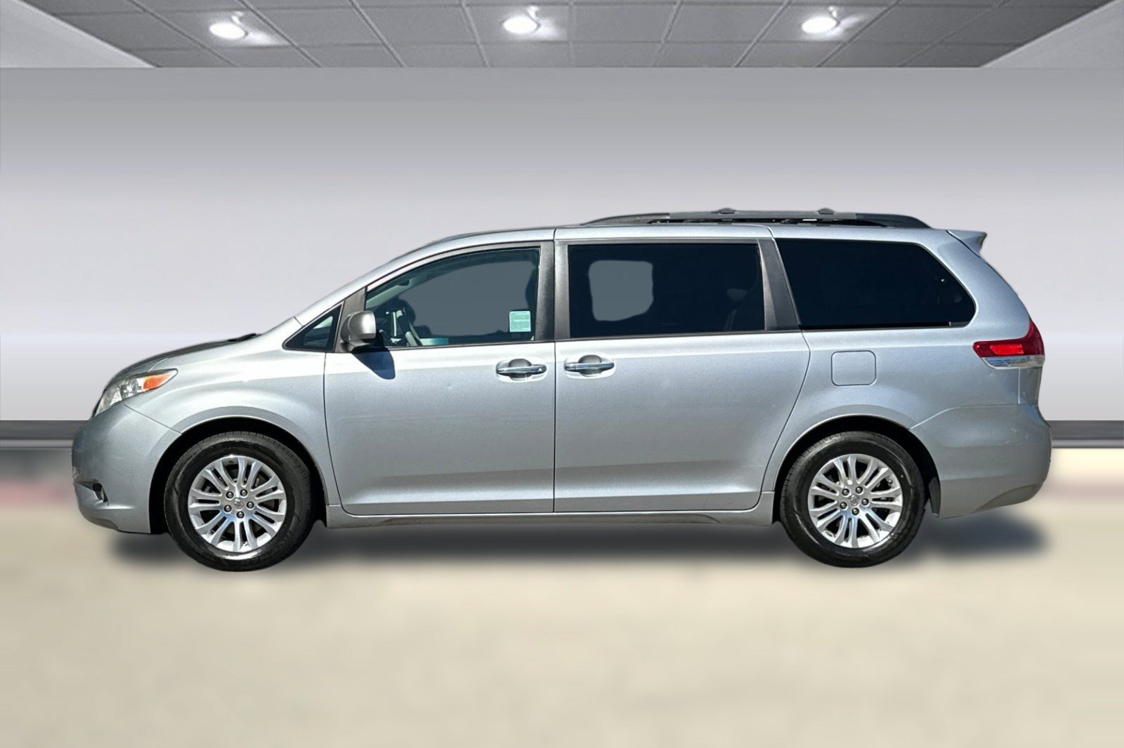 Used 2014 Toyota Sienna XLE FWD image 2