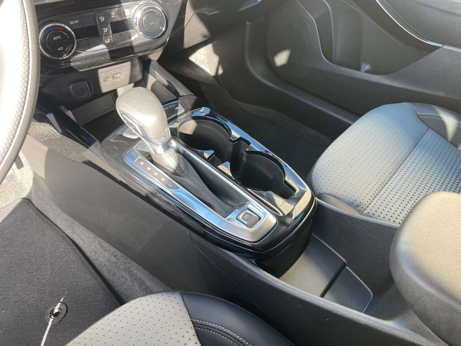 Used 2025 Chevrolet Trax LT image 40