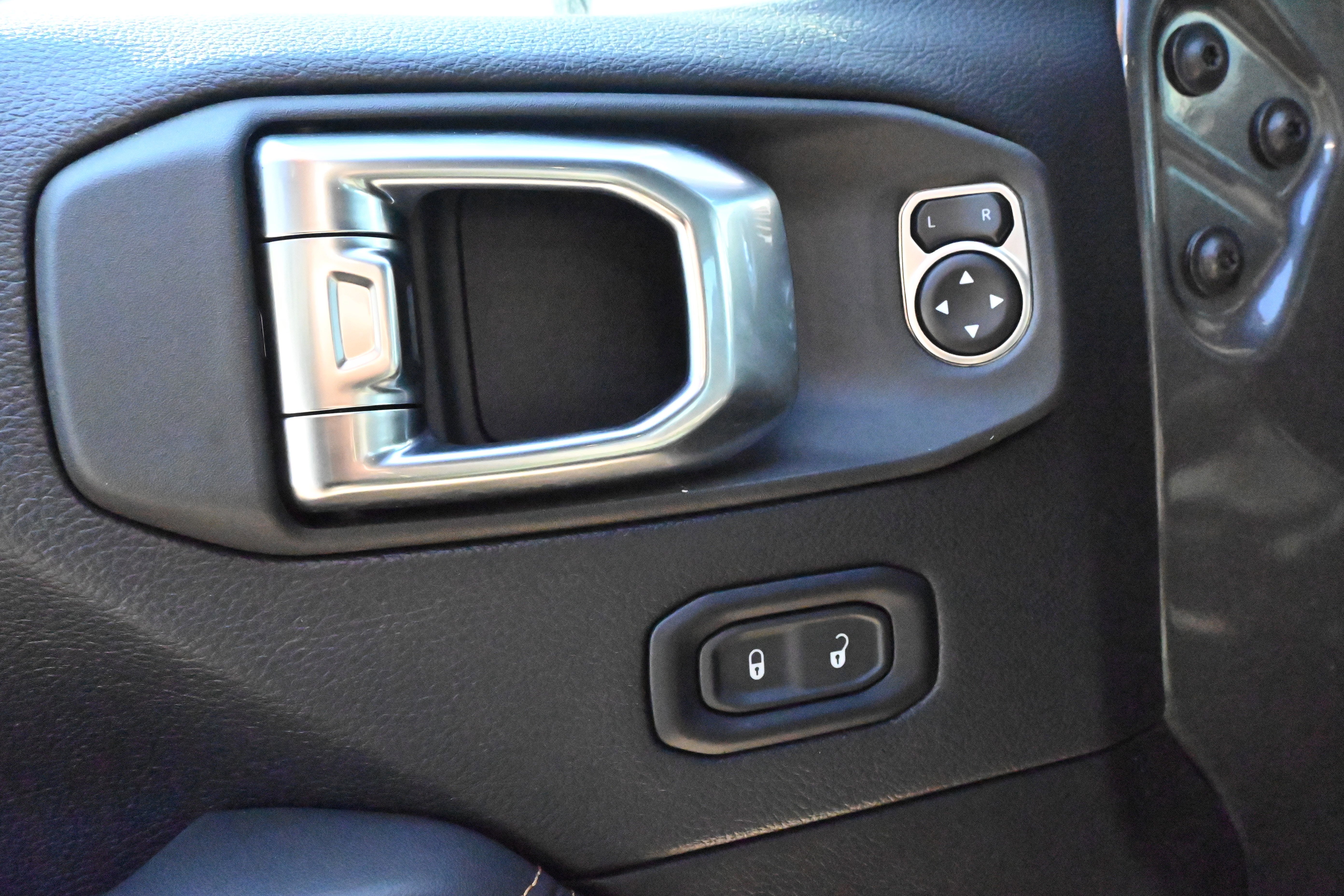 Used 2025 Jeep Wrangler Sahara w/ Safety Group image 30