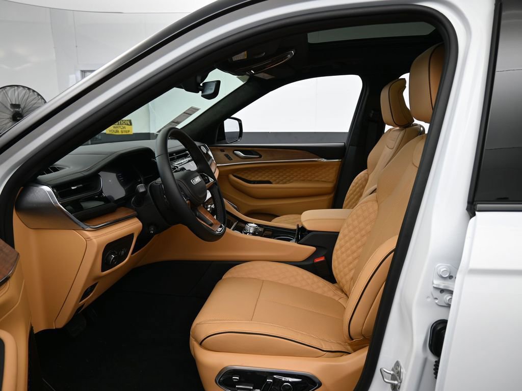 New 2025 Jeep Grand Cherokee Summit image 12