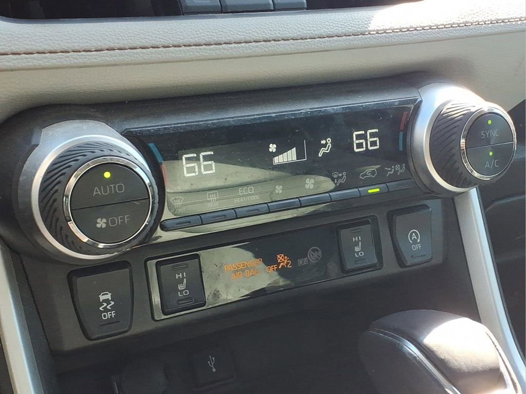 Used 2021 Toyota RAV4 XLE Premium image 9