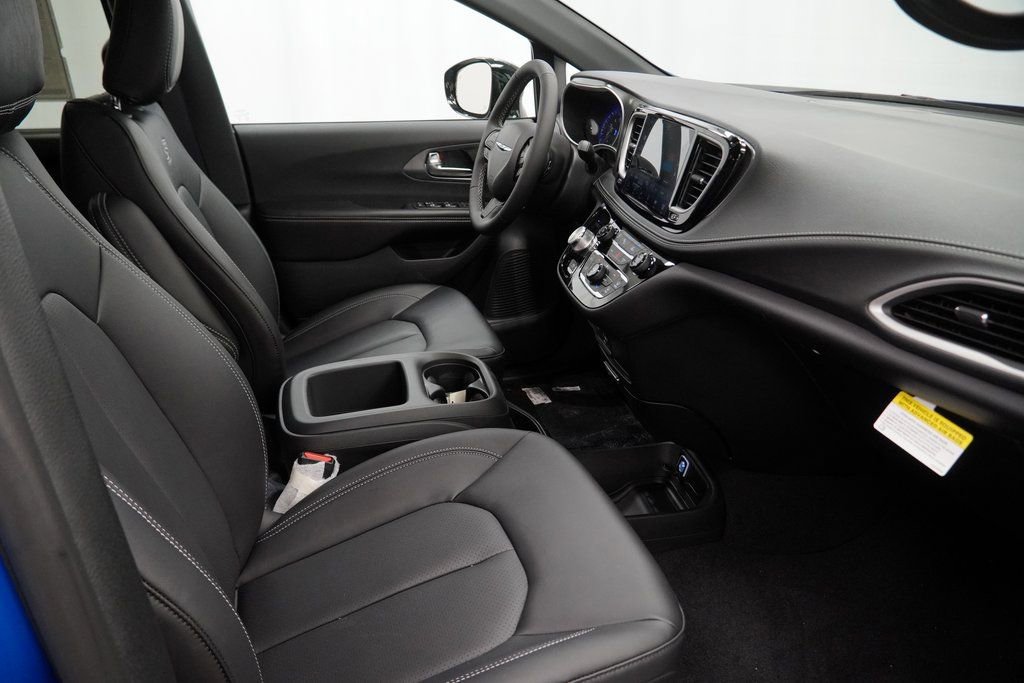 New 2026 Chrysler Pacifica Select w/ S Appearance Package image 32