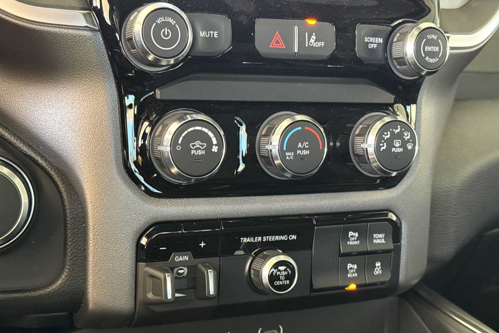 New 2026 RAM 1500 Express AWD/4WD image 16