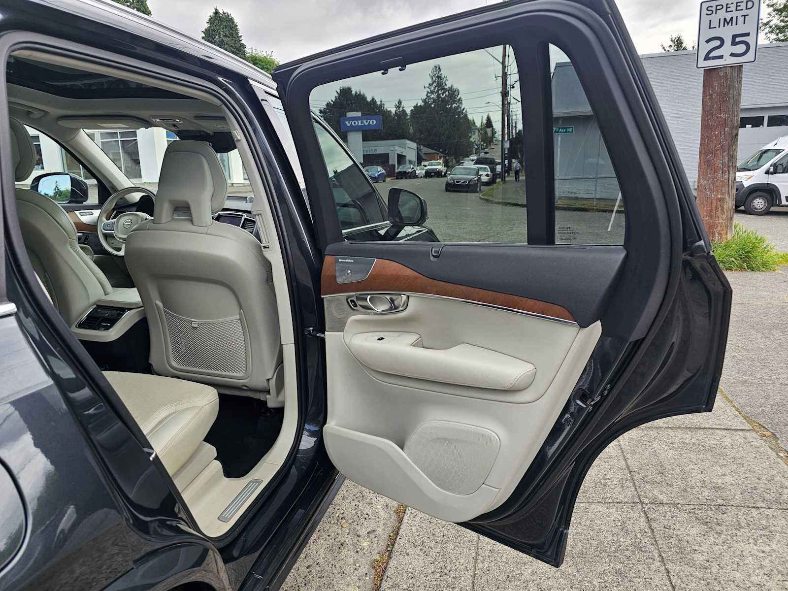 Used 2017 Volvo XC90 T6 Inscription w/ Vision Package AWD/4WD image 13